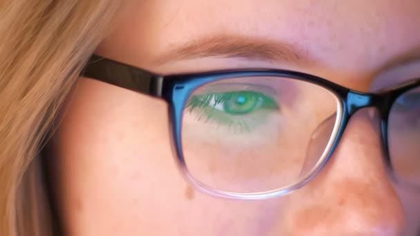 Primer plano tiro mujer caucásica está mirando la pantalla reflejada en sus gafas, especialista en TI, persona moderna inteligente — Vídeo de stock