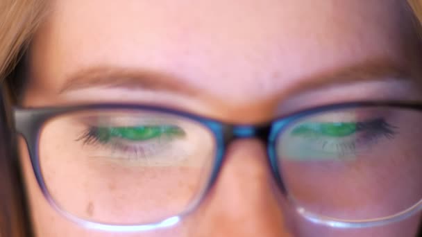 Ojos de cerca en espartáculos mirando a la pantalla verde mientras se refleja en gafas, hermosa rubia elegante caucásica se concentra — Vídeos de Stock