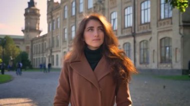 Düşünceli beyaz kadın sunlights eski binalarda üzerinde duran ve sonbahar zaman, açık hava keyfi