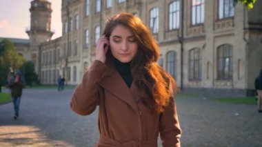 Güzel beyaz kadın rahatlatıcı ve sakin duran antik şehri bir kahverengi kıvırcık saçları parlıyor içinde dokunmadan bina üzerinde duruyor