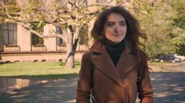 Kamera doğru yürüyüş ve sonra geri dönüş ve büyük antik güneşli bir günde, hareket illüstrasyon oluşturmak için hareketli muhteşem beyaz esmer çekim