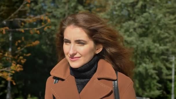 Зйомки Ззаду Кавказької Красивої Брюнетки Жінка Йде Зеленому Сонячному Парку — стокове відео