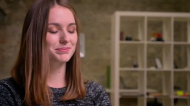 Zencefil kız satisfyingly sandalyenin üstüne yatıyor ve sonra elini ofiste üzerine yanağı eğilir.