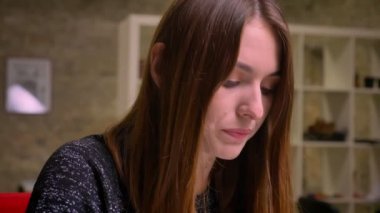 Kamera ve ofiste Hoş gülümsüyor için turnike yazarak zencefil kız portresi kapatın