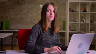 Meşgul zencefil kadın aniden smb ofiste karşılamaya elini dalgalar