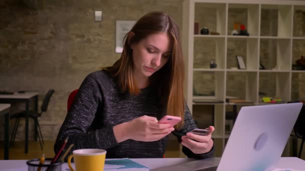Beyaz Genç Kadın Smartphone Kredi Kartı Ödeme Için Kullanarak Office — Stok video
