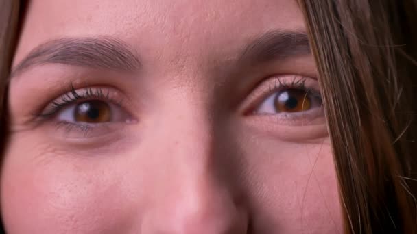 Primer plano retrato de mujer ojos que abre los ojos y mira directamente en la cámara expresando disfrute . — Vídeo de stock