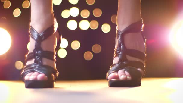 Восхитительные кадры женщины на высоких черных каблуках, обувь крупным планом, идущей к камере в помещении, легкая иллюстрация в помещении — стоковое видео