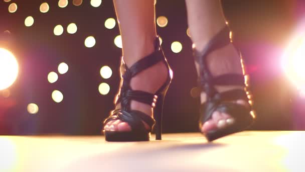 Вспышки света на ногах женщины в обуви, высокие каблуки в помещении, ходьба рядом с камерой, иллюстрация движения — стоковое видео