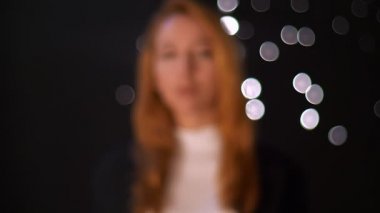 Muhteşem beyaz redhead kadın koyu arka plan bulanık yürüyüş ve hareket illüstrasyon rahat güzel yüzü ile kapalı, kameraya bakarak odaklı