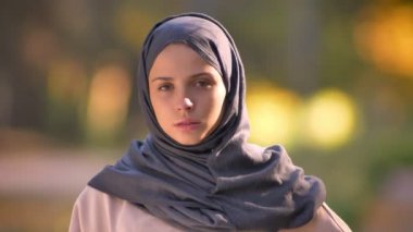 Kameraya cidden izlerken hijab Müslüman kız portresi yakın çekim