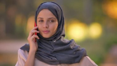Telefonda konuşurken hijab Müslüman kız portresi yakın çekim