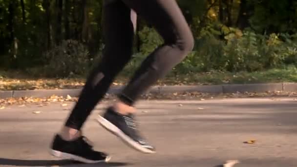 Снимок Долли, обрезанное изображение бегущих ног в профиль — стоковое видео