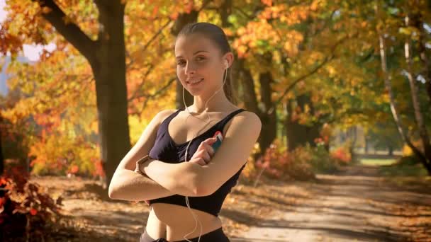 Kaukasische Meisje Jumpsuit Met Armen Gekruist Camera Poseren Glimlachen — Stockvideo