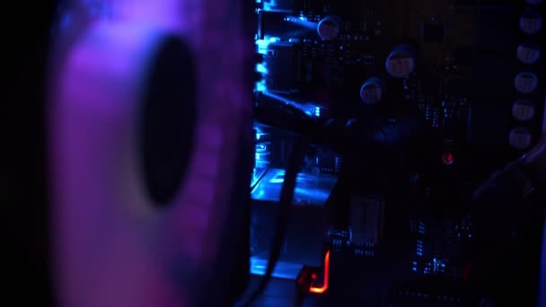 Filmación en movimiento, detalles de la PC desde el interior, ilustración del equipo azul oscuro — Vídeo de stock