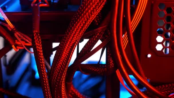 Tiro de cables dentro de la PC, colores rojos, detalles, ilustración del sistema . — Vídeo de stock