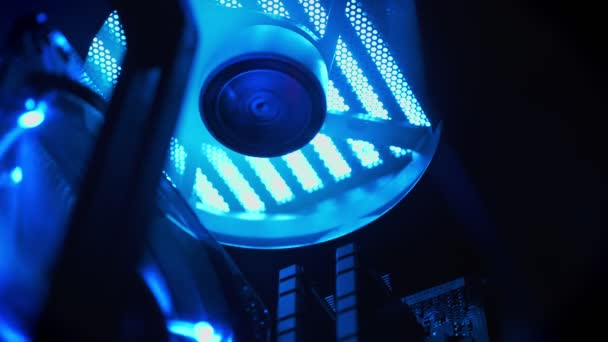 Tiro de ventilador de trabajo dentro de la PC, detalles y construcción, ilustración azul oscuro, alambres — Vídeos de Stock