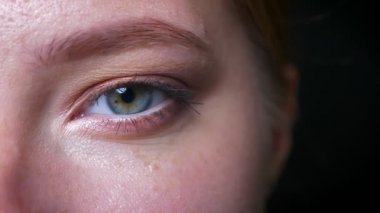 Portre seyir ve düz duran göz farı og güzel beyaz kadın ile göz toplanmış, siyah arka plan