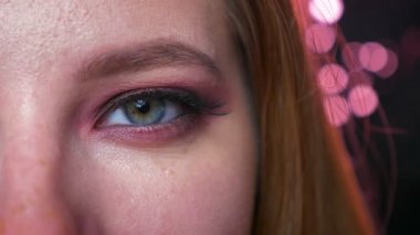 Beyaz sarışın kız, makyaj ve düz siyah arka plan ve nit yanıp sönen, doğal manzara, kozmetik illüstrasyon kamera seyir kaptırdın yakın çekim yeşil göz