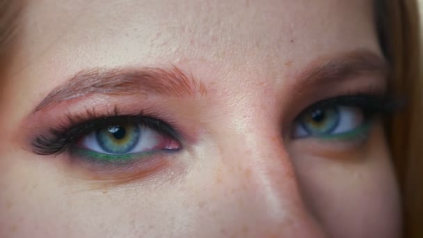 Belos olhos perto da menina caucasiana em movimento, olhando para o frio da câmera e natural, ilustração de cosméticos — Vídeo de Stock