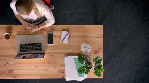 Dolly Shot Von Oben Nach Unten Ansicht Der Lässig Gekleideten — Stockvideo