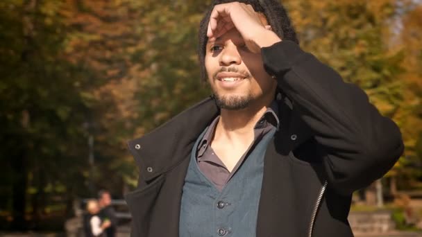 Girare intorno vista di studente afro-americano con dreadlocks andare all'università e nascondersi dal sole . — Video Stock