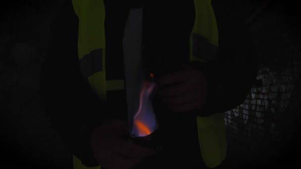 Selbstbewusster junger Mann, der in einer dunklen Gasse mit einem brennenden Molotowcocktail steht. Revolution — Stockvideo
