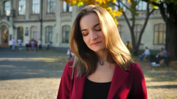 Hermosa Joven Estudiante Jugando Con Pelo Fijación Traje Mirando Una — Vídeo de stock