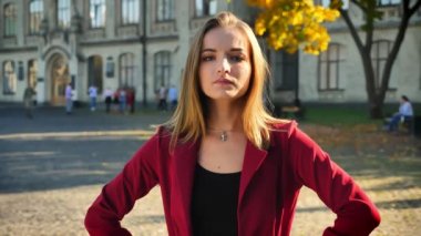 Genç Erkek, öğrenci üniversite, açık havada arka plan üzerinde göğsünde kollarını geçerken üzgün ve kızgın,