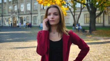 Genç kız öğrenci telefonda konuşuyor ve kötü haber, üniversite dışında ayakta duyar. Hoş olmayan telefon görüşmesi