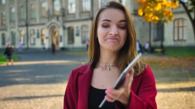 Kamera, üniversite dışında tablet genç çekici kadın, öğrenci gösteren ekran