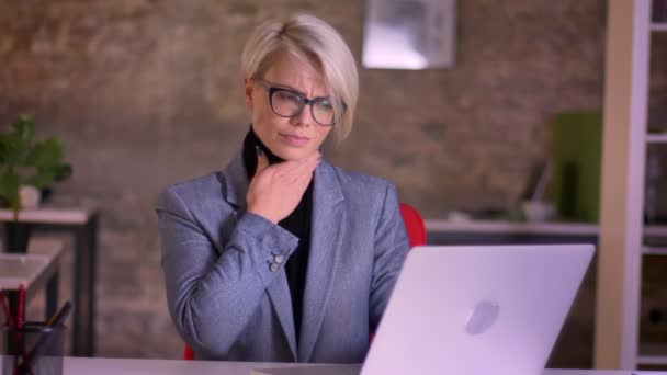 Blonde Kurzhaarige Geschäftsfrau Mit Brille Die Büro Arbeitet Hat Halsschmerzen — Stockvideo