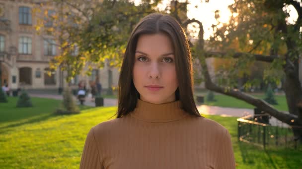 Gros plan portrait de jolie fille caucasienne applaudissant les mains avec bonheur sur fond de parc vert . — Video