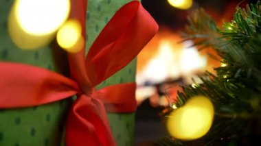 Noel hediye kutusu. Arka plan kızdırma şömine bokeh Noel'de üç ışıklar.