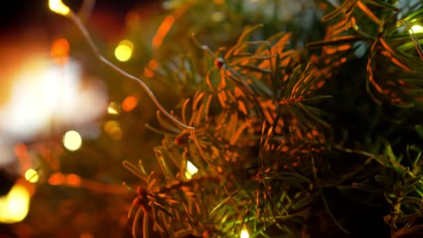 La mano masculina pone un regalo sobre la mesa. Navidad tres en brillo chimenea bokeh luces fondo — Vídeo de stock