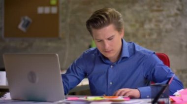 Orta yaşlı sarışın işadamı olumlu haber alır ve eller yukarı Office ile onun sandalyede dönmeye başlar.