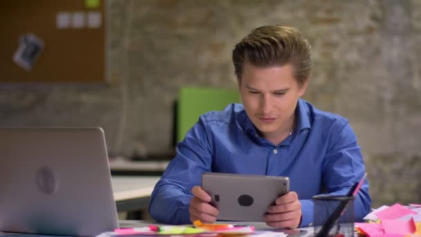Álló Középkorú Szőke Üzletember Játszik Játékok Segítségével Tabletta Csodálattal Elégedettség — Stock videók