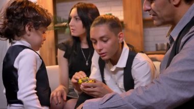 Arapça aile en küçük oğlu ve onun oyuncak robot rahat ortamda oturma odasında oynamaya.
