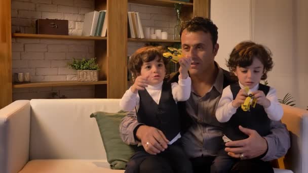 Portrait Middle Aged Arabic Father Sitting Sofa His Twin Sons — Stock Video