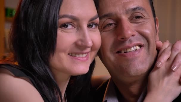 Detailní Portrét Objímání Arabština Manželé Úsměvem Dívat Kamery Svými Dětmi — Stock video
