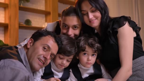 Portrait of united and loving arabic family hugging and watching into camera with smile. — Stock Video