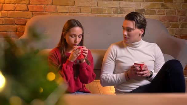 Retrato Cerca Jóvenes Amigos Caucásicos Hablando Sentados Alfombra Bebiendo Bebidas — Vídeo de stock