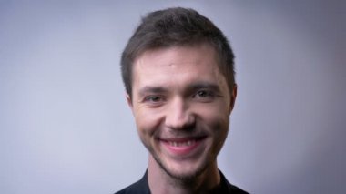 Gülümsemek gülümseyen ve kamera beyaz ve esmer adam dört gözle yetişkin erkek yüz