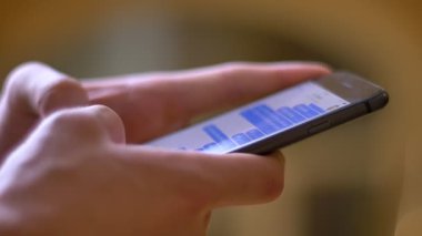 Erkek tipik smartphone üzerinde arka plan bulanık kullanarak messenger içinde profil elinde kadeh yakın çekim.