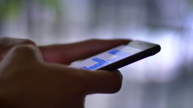 Erkek tipik smartphone bulanık soğuk ışık arka plan üzerinde kullanarak messenger içinde profil elinde kadeh yakın çekim.