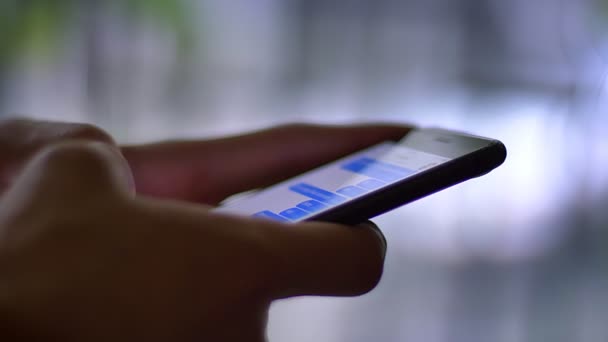 Γκρο πλαν βολή του αρσενικό χέρια στο προφίλ πληκτρολογώντας στο messenger χρησιμοποιώντας smartphone σε φόντο θολή ψυχρού φωτισμού. — Αρχείο Βίντεο