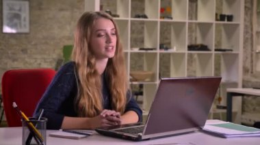 Sarışın çekici beyaz işkadını mutlu laptop kullanma office video sohbet konuşan portresi