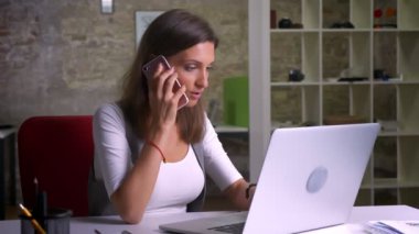 Evet ve işyeri kapalı laptop yazarak çekici kadın ofis çalışanı