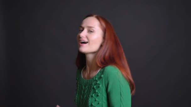 Retrato de close-up de mulher caucasiana atraente com cabelo vermelho dançando alegremente e perfoming movimentos disco — Vídeo de Stock