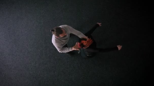 Top-Aufnahme zärtlich tanzender Frau und Mann auf schwarzem Hintergrund. — Stockvideo